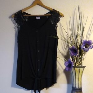 ☆ No boundries womans shirt size medium.